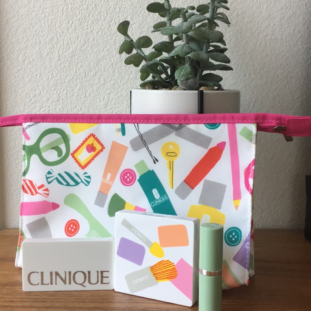 Clinique MakeUp Bag w/ 2 Palettes & Lipstick 💄